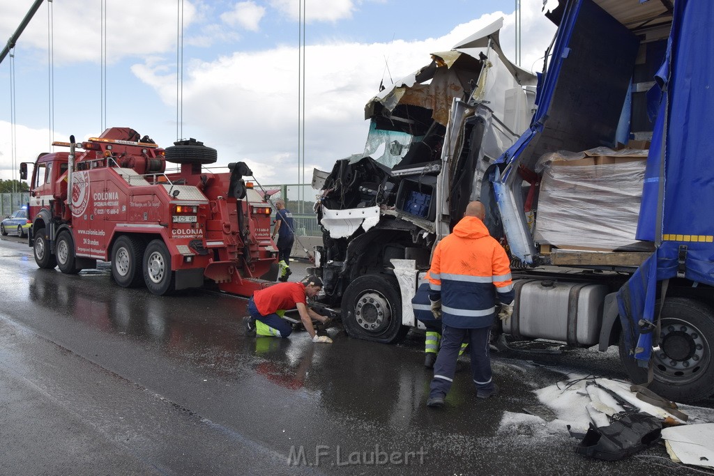 Schwerer LKW VU PKlemm A 4 Rich Olpe auf der Rodenkirchener Bruecke P396.JPG - Miklos Laubert